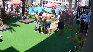 אגרופים ודחיפות על שפת הבריכה – בגלל מקום ישיבה: 3 יואשמו בתקיפה במלון באילת