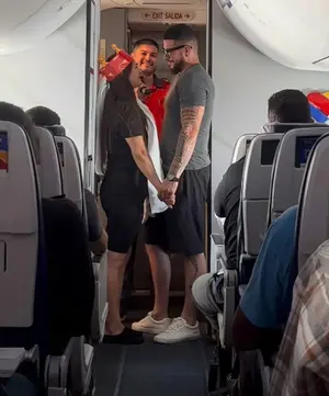 הטייס חיתן את שרה בשמלה מנייר טואלט וזר ממקלות קפה. צפו
