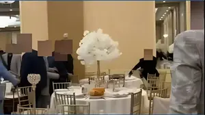 צפו: החתונה הפכה לקרב בין שתי משפחות – ואז מישהו שלף נשק מפתיע