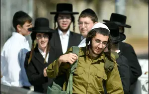 מהומה בבני ברק: ניידת משטרה צבאית נחסמה בידי חרדים | צפו בתיעוד