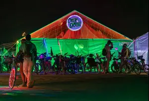 "כיפת האורגיות" חוזרת לברנינג מן – אבל הפעם יש חוק חדש