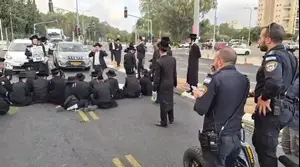 הפגנת חרדים נגד הגיוס: הפרות סדר מחוץ לבסיס תל השומר | צפו בתיעוד