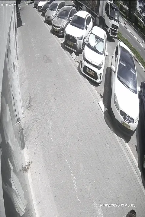 תיעוד דרמטי מקריית גת: משאית פגעה בהולכות רגל וכלי רכב