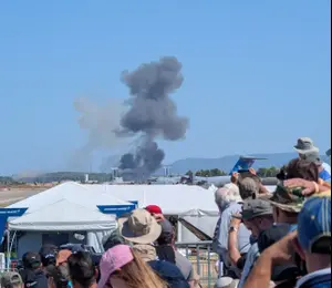 דרמה ביוון: מטוס פנטום התרסק לעיני אלפים במהלך מפגן אווירי