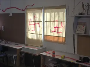 ונדליזם וריסוס צלבי קרס: כיתת האומנות בבית הספר בפרדס חנה הושחתה