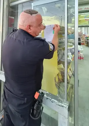 לאחר שכלאו גנב במחסן למשך שעות: צו סגירה מנהלי לסופרמרקט בחורה