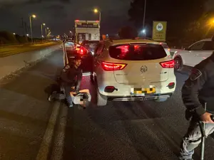נתפסו על חם: ארבעה חשודים נעצרו בחשד לחברות בחוליית גנבי רכב
