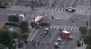 מסוק חברת החדשות צילם תאונת אוטובוס בלוס אנג'לס – והתרסק בעצמו: 3 נהרגו | תיעוד