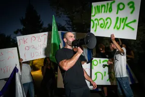 עשרות הפגינו מול בית הוריה של יוצרת נז"א: "צריכים להוקיע אותם"