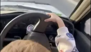 צפו בבן 3 על ההגה: גבר תיעד אותו "נוהג" – ונעצר