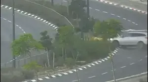 נסע במהירות, איבד שליטה ברכב – והתנגש בעמוד | תיעוד