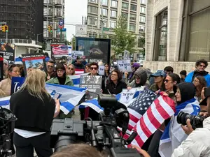 "לא נאפשר למחוק את 7 באוקטובר": עצרת מחאה מול הקרנת "נז"א" בניו יורק