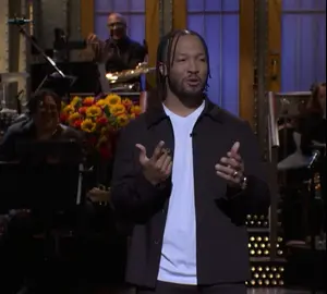 ג'יילן ברונסון כבש את SNL, והחברים מהניקס הצטרפו