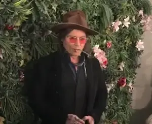 מה הוא עושה?! התיעוד הביזארי של ג'וני דפ