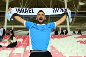 אחרי התבוסה: בוטל מופע הסטנדאפ של גיא הוכמן לשחקני הנבחרת