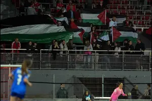למרות האיסור: שלל דגלי פלסטין הונפו במשחק נבחרת הנשים בשוויץ