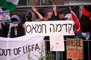 הפגנות מחוץ לאצטדיון באלקמאר, כך הגיבה אלונה ברקת