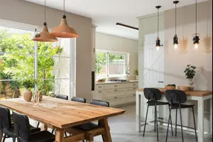 Between wood, metal and glass: How an old house became contemporary and inviting