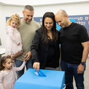 מהקלפי לסטורי: הסלבס שחשפו למי הצביעו בבחירות