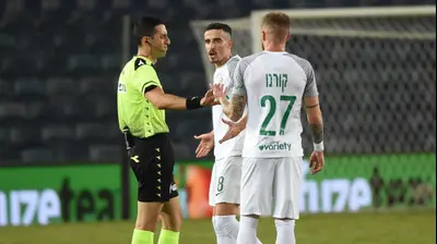 פייר קורנו, דולב חזיזה שחקני מכבי חיפה מתלוננים בפני השופט אביעד שילוח. ברני ארדוב