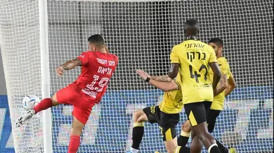 שחקן הפועל באר שבע, שי אליאס, כובש מול מכבי נתניה. ברני ארדוב