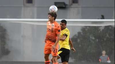 יוני סטויאנוב שחקן סקציה נס ציונה לפני רז שלמה שחקן מכבי נתניה. ברני ארדוב