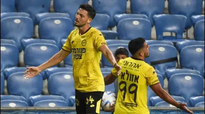 לירן רוטמן שחקן מכבי נתניה מאוכזב עם איתן אזולאי. ברני ארדוב