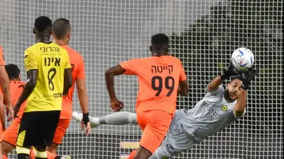 איתמר ניצן שוער מכבי נתניה הודף כדור. ברני ארדוב