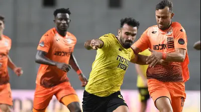 מיכאל אוחנה שחקן מכבי נתניה לפני עילאי טרוסט שחקן סקציה נס ציונה. ברני ארדוב