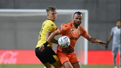 לבאן קוטאליה שחקן סקציה נס ציונה לפני עדן קארצב שחקן מכבי נתניה. ברני ארדוב