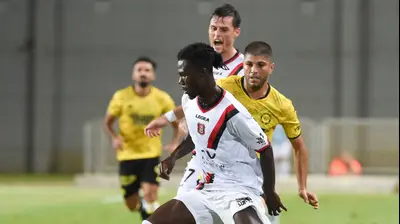 שחקן הפועל ירושלים אלוז' יאו מול שחקן מכבי נתניה גיל יצחק. ברני ארדוב