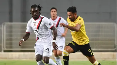 שחקן מכבי נתניה מיכאל אוחנה מול שחקן הפועל ירושלים ג'ורדן בוטאקה. ברני ארדוב