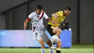 שחקן הפועל ירושלים גוני נאור מול שחקן מכבי נתניה איגור זלאטנוביץ'. ברני ארדוב