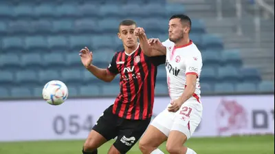 שחקן הפועל באר שבע אסטריט סלמאני מול שחקן הפועל ירושלים, נועם מלמוד. ברני ארדוב