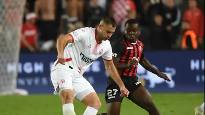 שחקן הפועל ירושלים סדריק דון מול איאד אבו עביד, הפועל באר שבע. ברני ארדוב