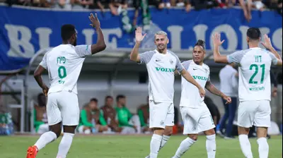 שחקן מכבי חיפה עומר אצילי לצד פרנזי פיירו. דני מרון