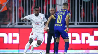 שחקן בני סכנין טאלב טואטחה לצד שחקן מכבי בני ריינה מופלח שלאעטה. מאור אלקסלסי