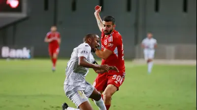 שחקן הפועל תל אביב הישאם לאיוס מול שחקן הפועל חדרה מנשה זלקה. קובי אליהו