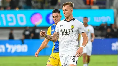 שחקן מכבי נתניה עדן קארצב מול שחקן מכבי תל אביב אוסקר גלוך. ברני ארדוב