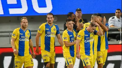 שחקני מכבי תל אביב חוגגים. ברני ארדוב