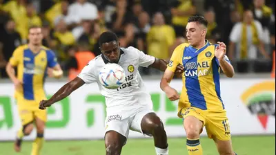 שחקן מכבי נתניה אריך ברקו מול שחקן מכבי תל אביב אוסקר גלוך. ברני ארדוב