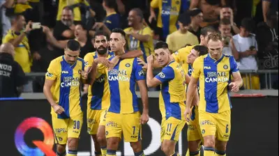 שחקני מכבי תל אביב חוגגים עם ערן זהבי. ברני ארדוב