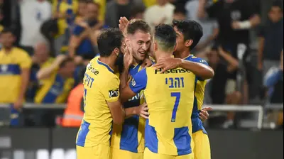 שחקני מכבי תל אביב חוגגים עם אנריק סבוריט. ברני ארדוב