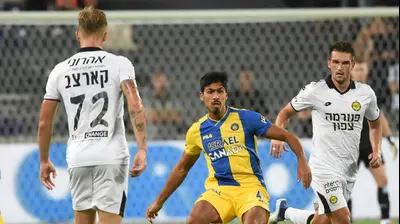 שחקן מכבי תל אביב דור פרץ מול שחקן מכבי נתניה איגור זלאטנוביץ'. ברני ארדוב
