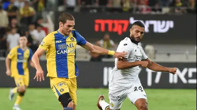 שחקן מכבי תל אביב ג'ורג'ה יובאנוביץ' מול שחקן מכבי נתניה כרם ג'אבר. ברני ארדוב