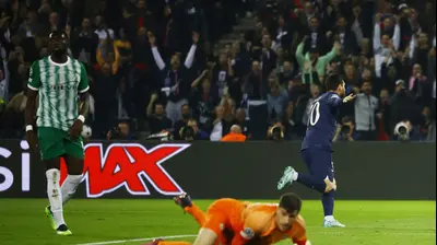 ליאונל מסי חוגג שער של פריז סן ז'רמן נגד מכבי חיפה, ג'וש כהן מתוסכל עם עבדולאי סק. רויטרס