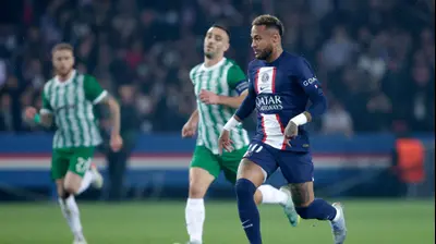 שחקן מכבי חיפה נטע לביא רודף אחרי שחקן פריז סן ז'רמן ניימאר. David S. Bustamante/Soccrates,GettyImages