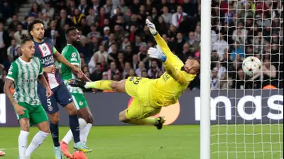 שוער פריז סן ז'רמן ג'אנלואיג'י דונארומה אחרי שער של מכבי חיפה, מול צ'ארון שרי, פרנזי פיירו. GEOFFROY VAN DER HASSELT/AFP,GettyImages