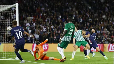 שער עצמי של שון גולדברג, שחקן מכבי חיפה עבדולאי סק, שחקן פריז סן ז'רמן ניימאר. רויטרס