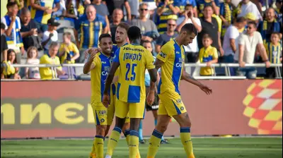 שחקני מכבי תל אביב חוגגים עם אייל גולסה. אריאל שלום